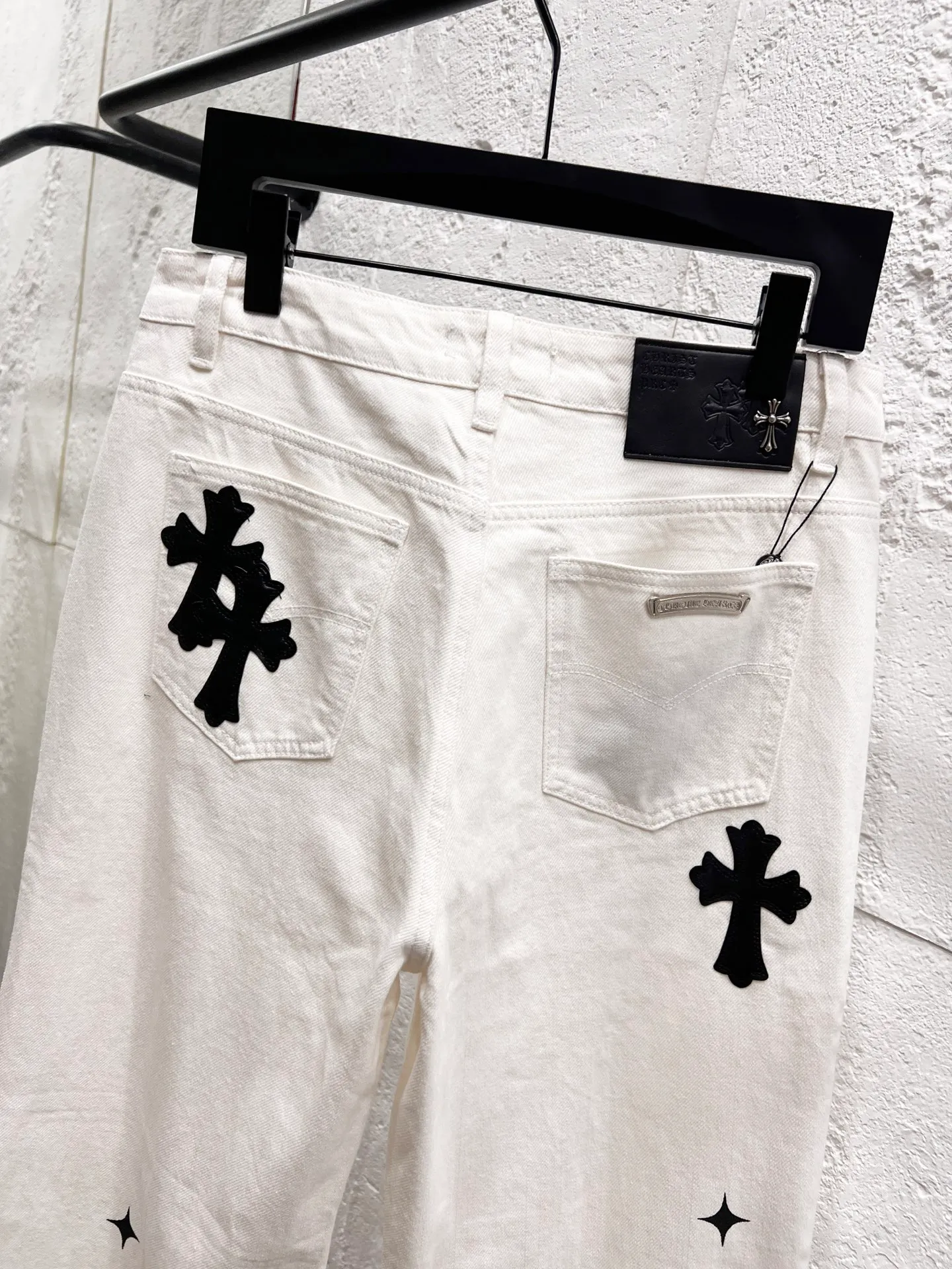 P220 Style No.: H92 Chrome hearts & Chrome hearts 25ss black leather white pants cross patch leather jeans CH Chrome hearts double knee cross patch leather bo1 version logging pants straight work pants B136 Chrome hearts cross Sanskrit overalls Price 24W level, patch cross flower embellishment, high waist washed jeans! ! Absolutely high-end luxury products, 1.9W level god-level single products, super popular products, made by top heavy industry, not to be missed. About Zangyin, this is an extremely luxurious fashion brand, which can also be called the nobles of the high street. It has always been an exclusive brand of some hipsters or rich second generation. Compared with ordinary high streets, it is more luxurious and noble. Compared with luxury brands, it has a more fashionable personality and has always been a brand that I have a special liking for. Imported yarn is custom-woven into a high-density twill canvas. While ensuring a stiff silhouette, the fabric feels very delicate. It follows the B01 classic silhouette. The upper body is stiff and stylish. The ready-made garments are stone-ground and fermented and can be matched with any style. Buttons and zinc-brushed washables are genuine YKK retro metal products. Double-layered canvas on the front. Perfect details. All hardware is perfect. Size: 30-32-34-36 Color: white pants and black leather
